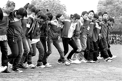 齐心协力向前冲