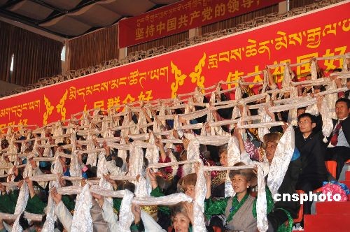 西藏三千余人参加《翻身农奴把歌唱》演唱会(