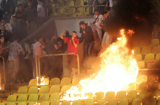 组图:塞尔维亚一足球看台赛后起火