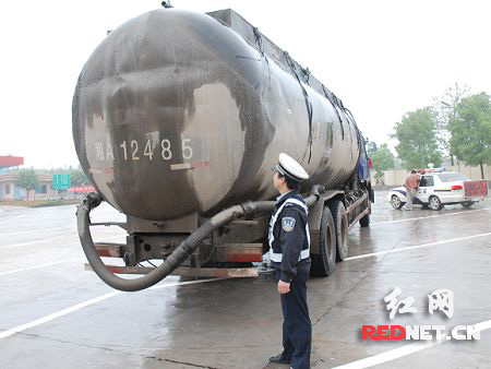 油罐车装煤灰 超载176%长常高速蜗牛爬(图)