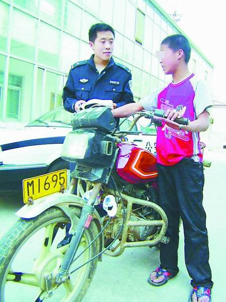 12岁小司机不戴头盔驾摩托车风驰电掣