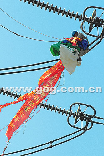 氢气球飘郊外 高压线上爆炸