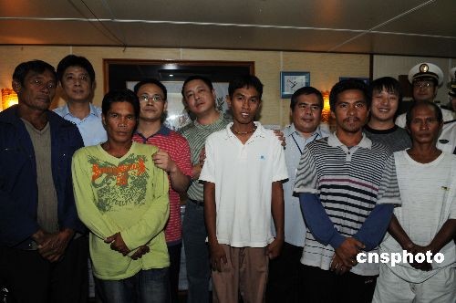 五名获救菲律宾籍渔民靠泊山东日照岚山港