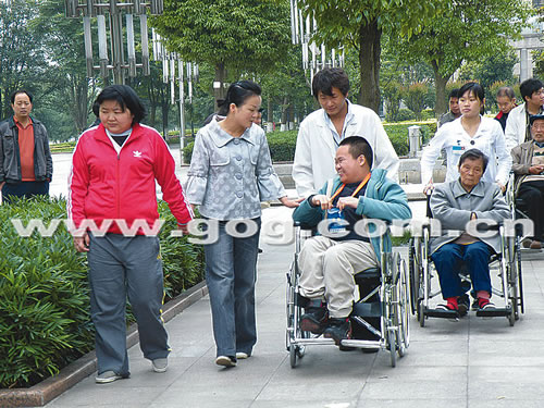 助养院老人逛金阳