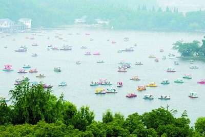 昨日是"六一"儿童节,湖南烈士公园年嘉湖上游船如织.石祯专摄