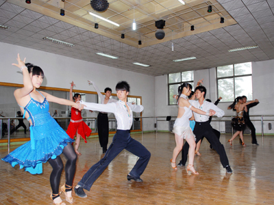 淄博四中在市体育舞蹈比赛中获佳绩