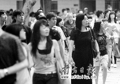 祖孙三代齐上阵家长严肃学生轻松