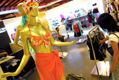 作坊泳衣大批流入批发市场