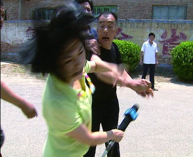 <em>侠女</em>记者<em>欲</em>与村官扛到底_新闻中心_新浪网