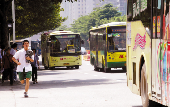 乘客只能追着公交车跑