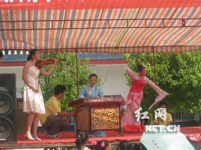 农大东方科技学院三下乡文艺演出闪耀新农村