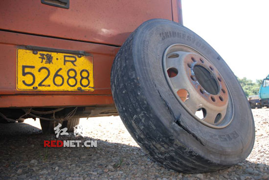 崩起石头砸晕一旅客 交警教你夏日如何防爆胎