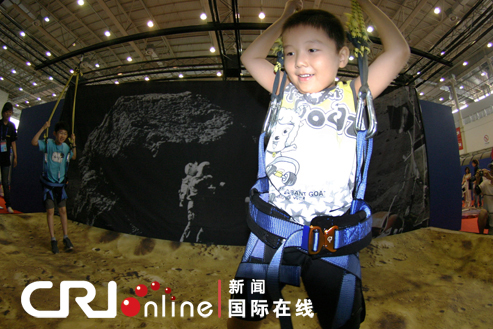 首届航天体验展在天津举行 参观者感受 太空生
