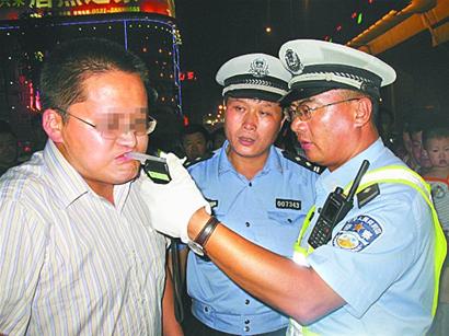 听说要抽血,醉驾司机猛喝水