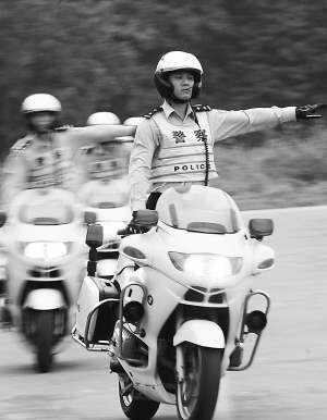 绕桩、漂移,警车游刃有余