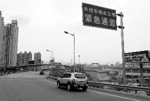 柳忠高速天水路收费站被指设计存在缺陷:失控