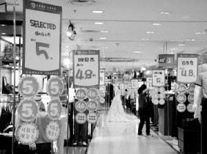 夏装清仓一送一秋装上市不打折_新闻中心_新