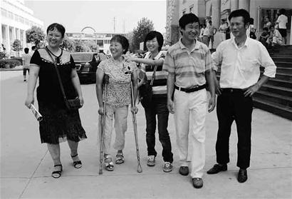 图文:慈母拄双拐送<em>女</em>上大学 - <em>小儿麻痹</em>症论坛