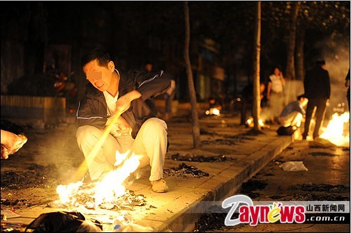 街头焚烧冥币祭祀,存在较大安全隐患 延佳/摄