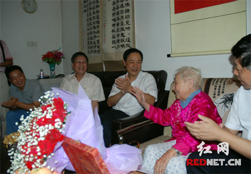 南大学老红军喜过百岁寿诞 当场捐出慰问金_新
