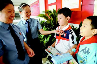 圖文：愛心媽媽關(guān)愛“留守兒童”