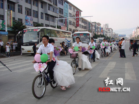 湖南蓝山22对新人集体婚礼迎国庆(图)