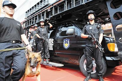 图文:特警攻坚车亮相街头
