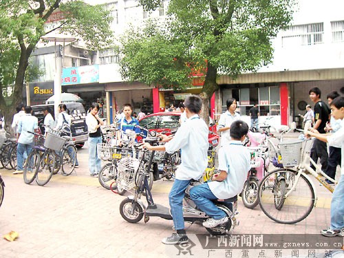 中小学生骑电单车较普遍 南宁市教育局建议 限