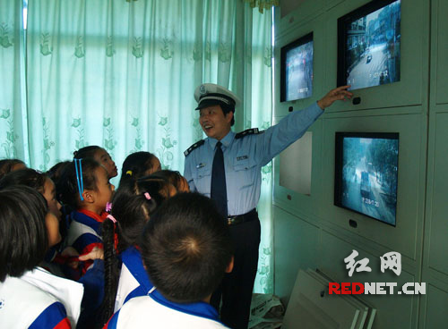 洪江区200余学生交警大队监控室里学安全