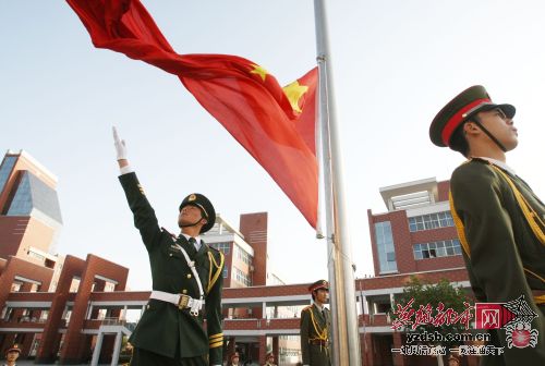 国庆60周年庆典旗手屈建光鹿泉一中传艺(图)_新闻中心_新浪网