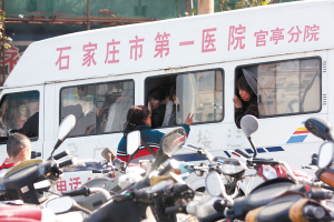 急救车当成了货车,拉货又拉人(组图)