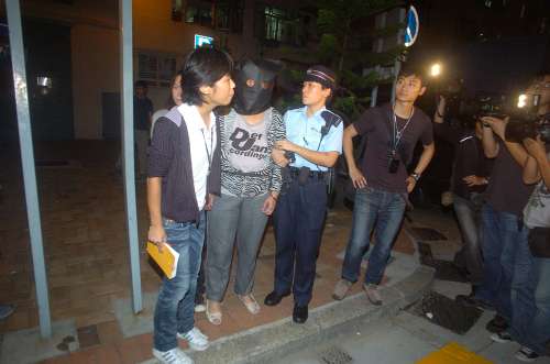 香港高空掷铁锤案续 女疑犯被五花大绑押返调