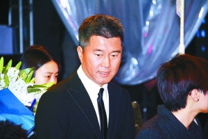 满文军:我是<em>少白头</em>+不是在作秀
