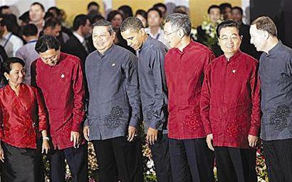 图文:apec领导人身穿新加坡选定的特色服装拍