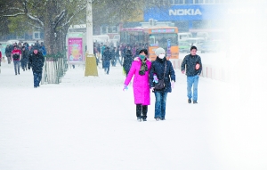 雪天·出行 冰雪连天出行难