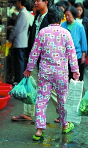 逾六成市民认为:穿睡衣逛街不够文明