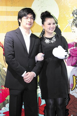 11月17日,电影《熊猫大侠》在北京首映,刚刚坐完月子的李湘与老公
