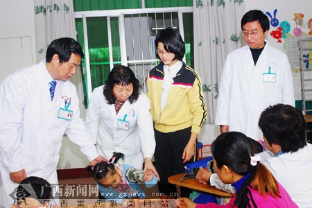 广西人民医院为福利院员工进行脑瘫孤儿评估培