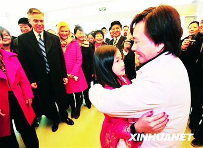 图文：美国驻华大使携中国女儿扬州“寻根”