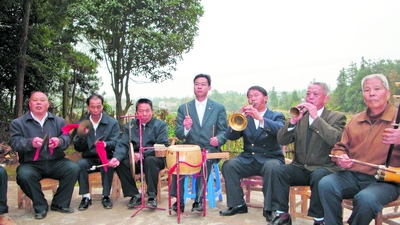 正文 发源于宁乡县东湖塘镇麻山村的麻山锣鼓虽然很受