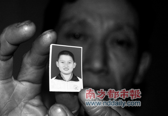 <em>小小</em>男孩清晨赶早上学 柔嫩<em>身体</em>碎于巨大汽车