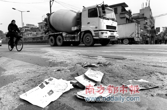 <em>小小</em>男孩清晨赶早上学 柔嫩<em>身体</em>碎于巨大汽车