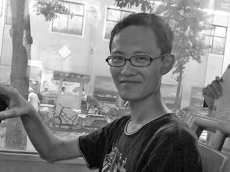 大学生舍身擒贼感动杭州城 牺牲前的个人主页签名档被