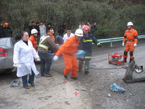 贵州贵毕公路车祸致2死3伤(组图)