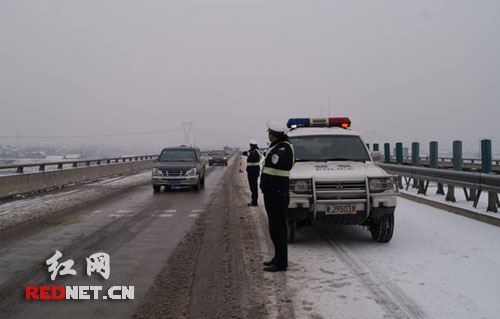 常德交警启动冰雪恶劣天气预案保障交通安全