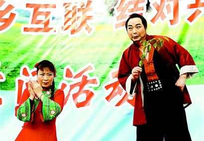 胡新中,李春华表演的荆州花鼓戏《窗会》是当地群众最喜闻乐见的曲目.