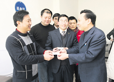 献血明星获赠全年淄博晚报