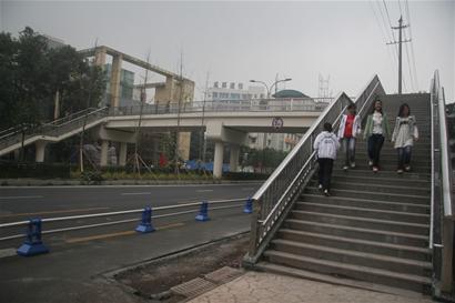 过街天桥坡道陡残疾人很难走