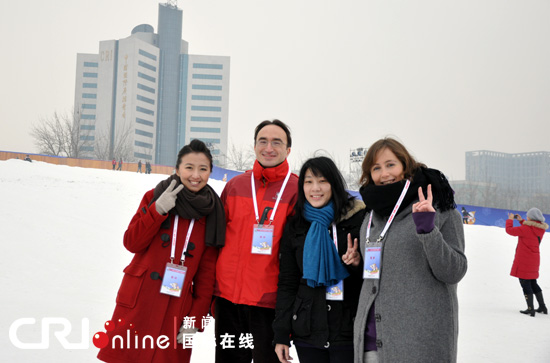 国际在线主持人孙夏(左一)与外籍专家,翻译在雪中合影 孙亚萍/摄