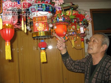 古稀老人巧做花灯 取材生活废旧物品(图)
